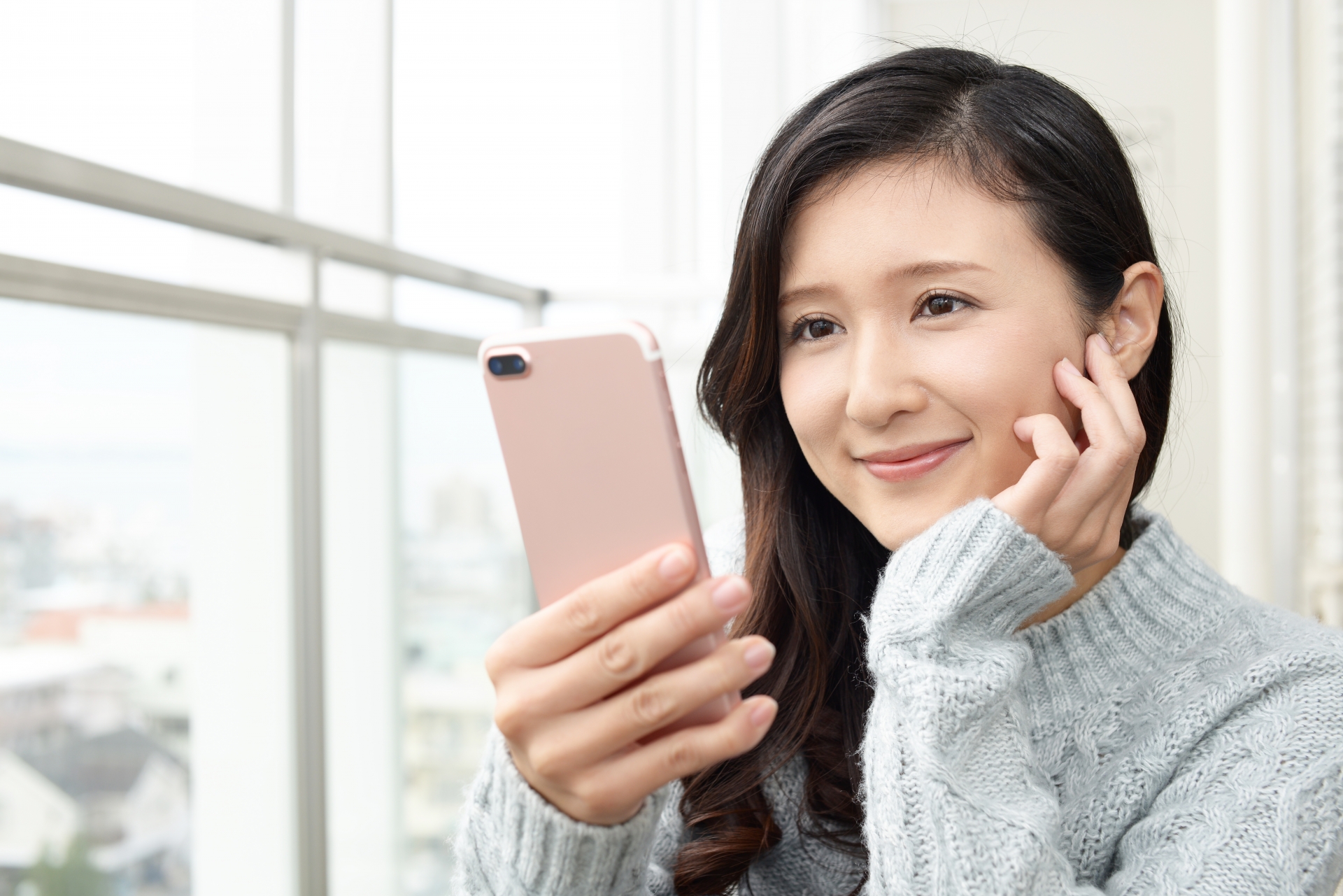 スマホを眺める女性