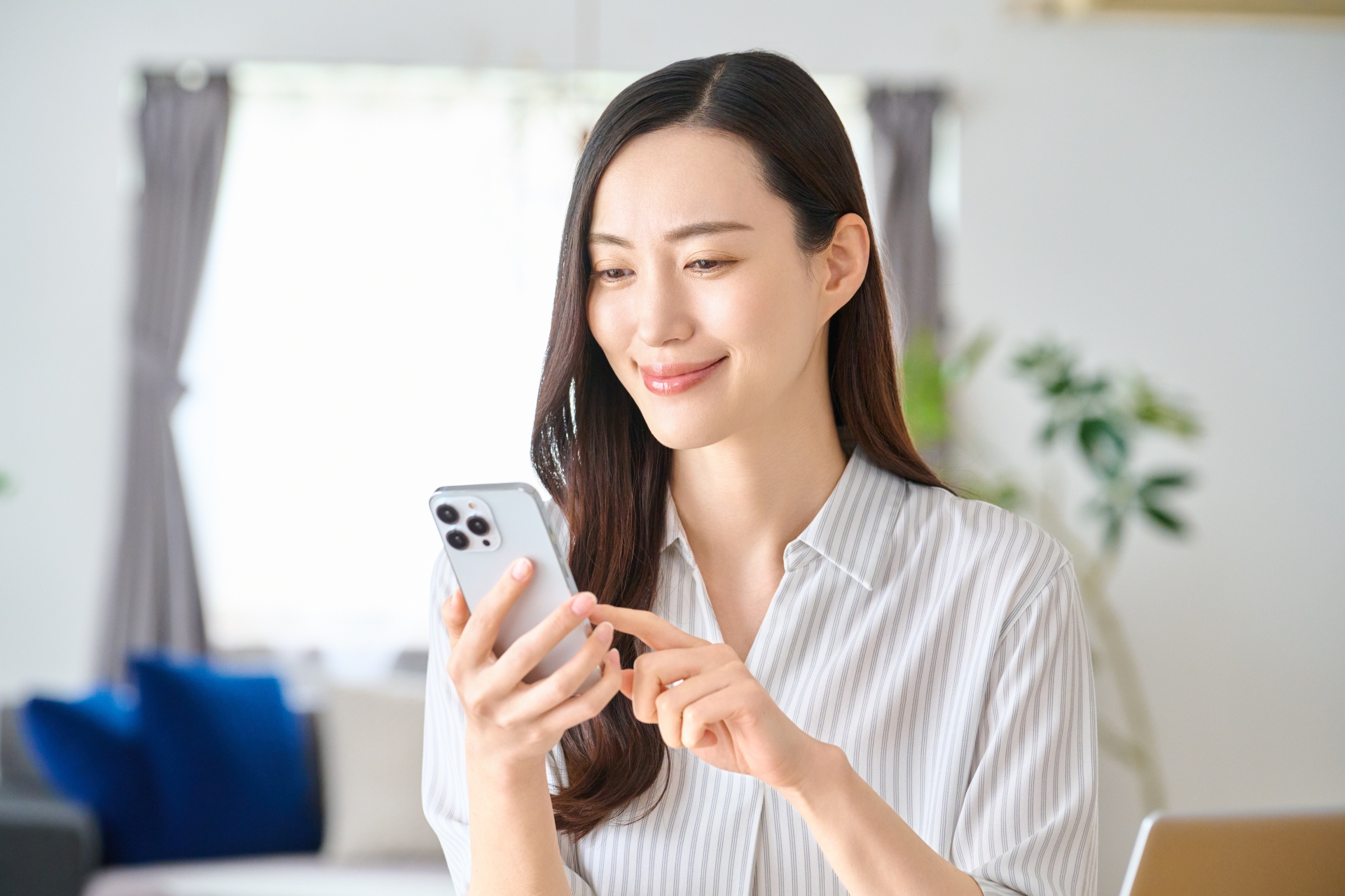スマホを操作する女性