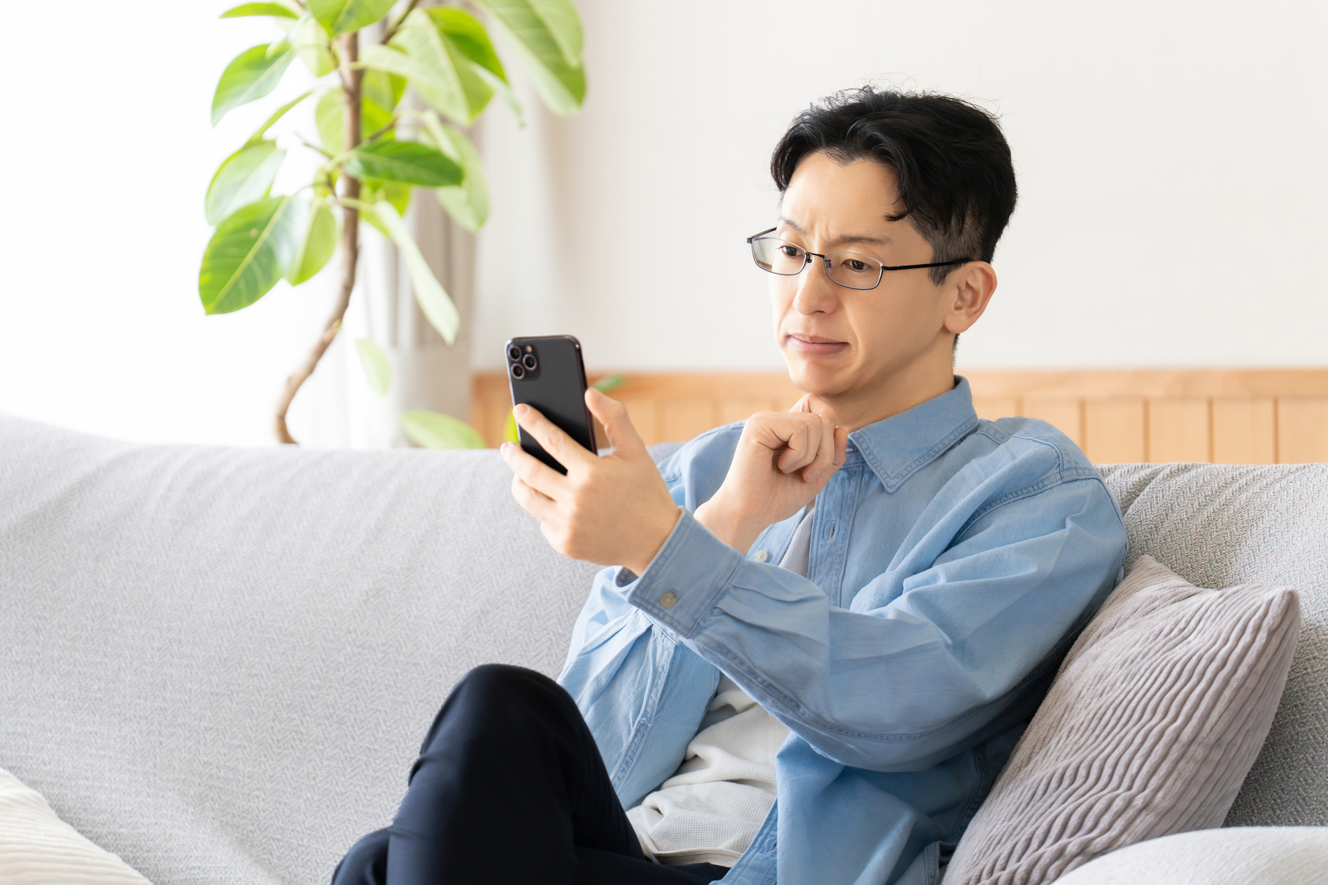 スマホのギガ不足はなぜ起きる?通信制限の対処法とデータ使用量の減らし方