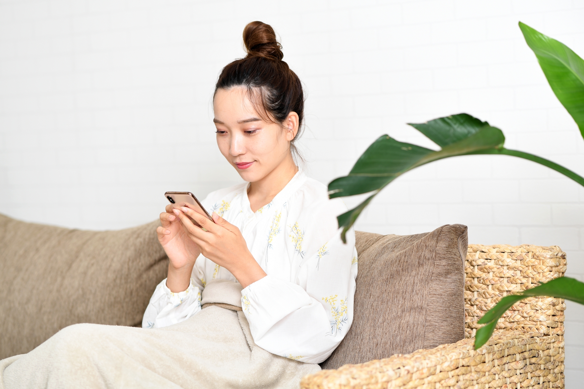 スマホを触る女性