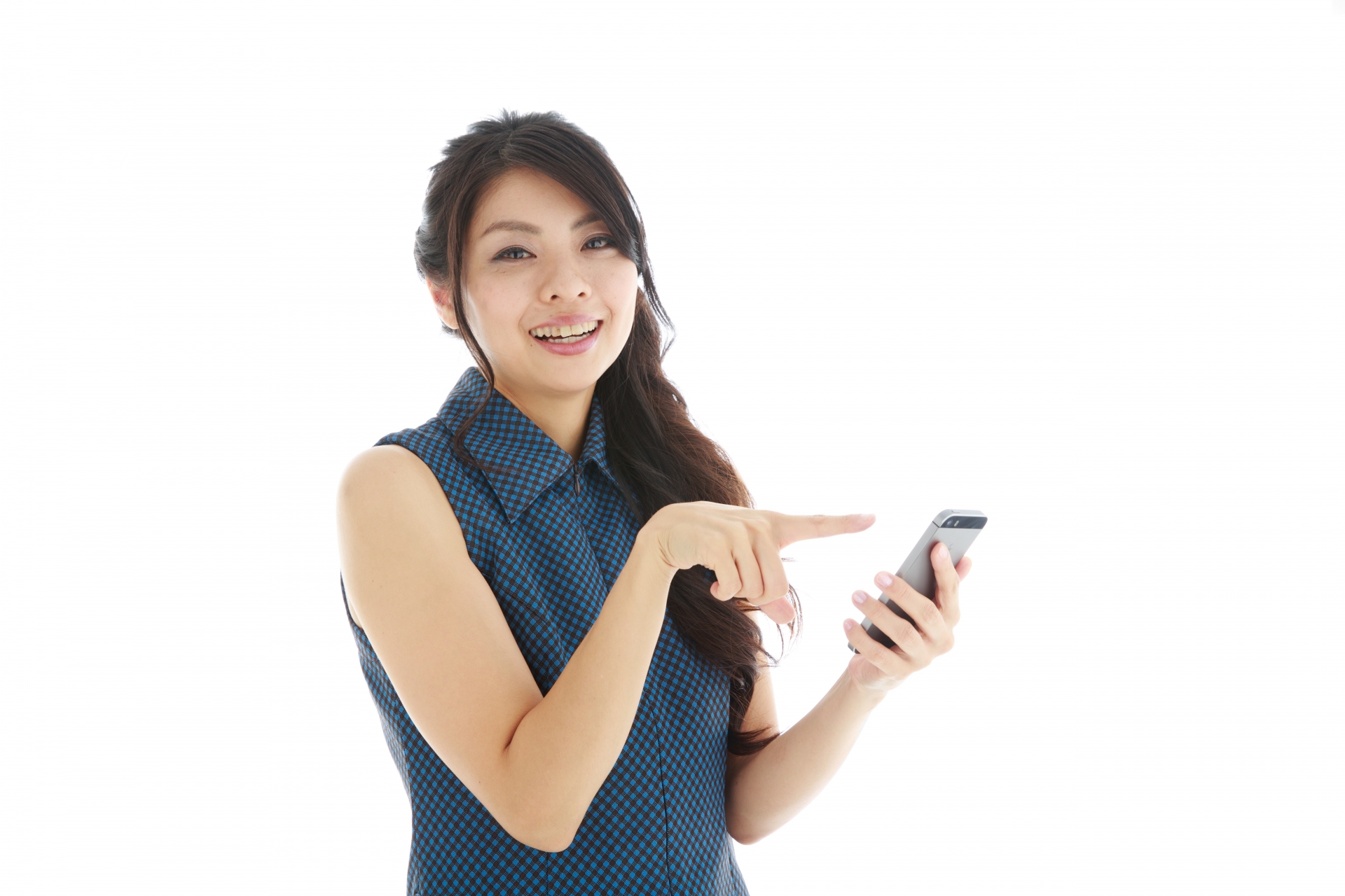 スマホを指さす女性