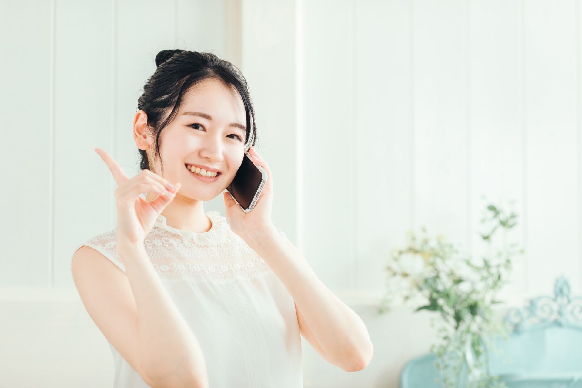 人差し指を立てている女性