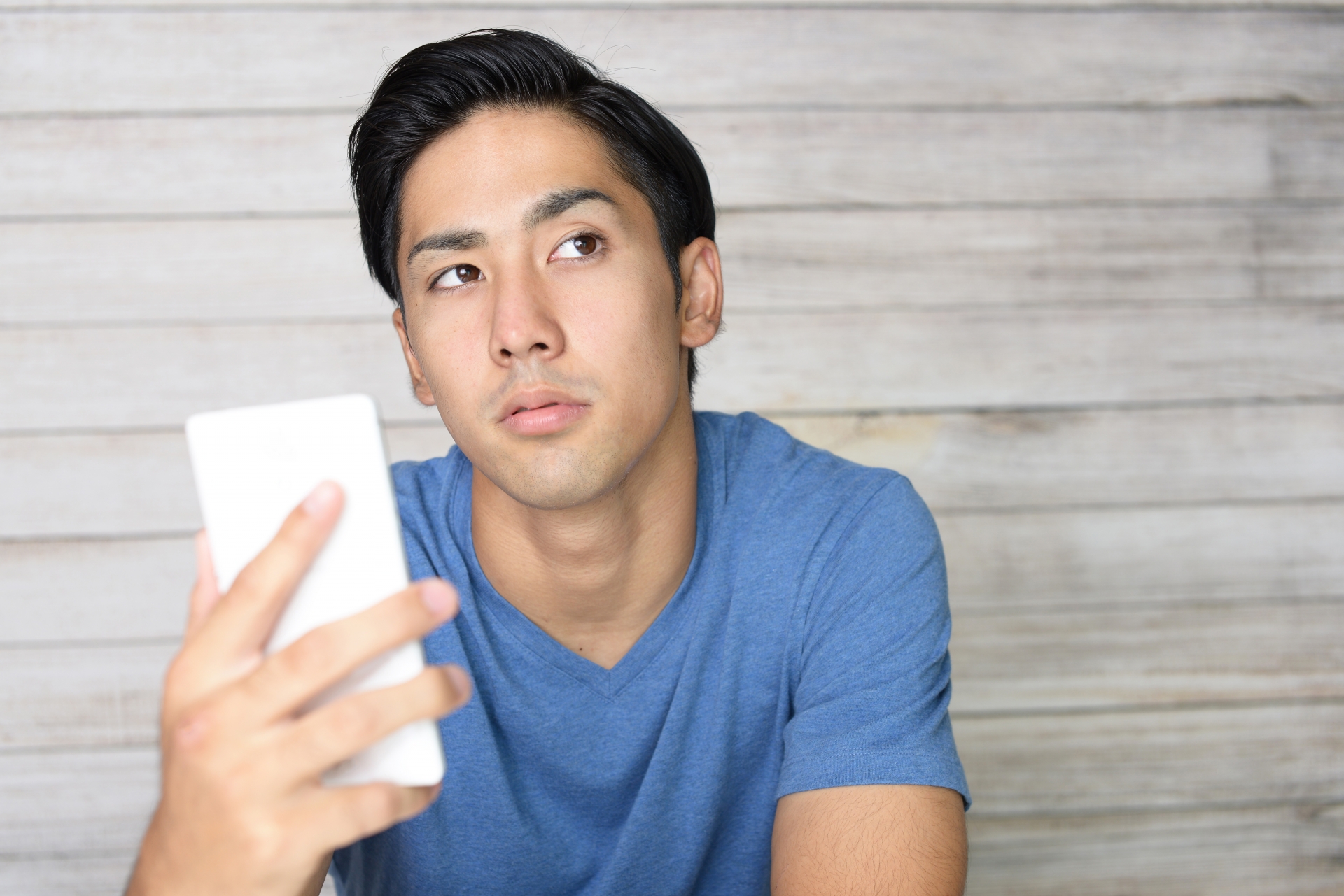 男性 スマートフォン 考える