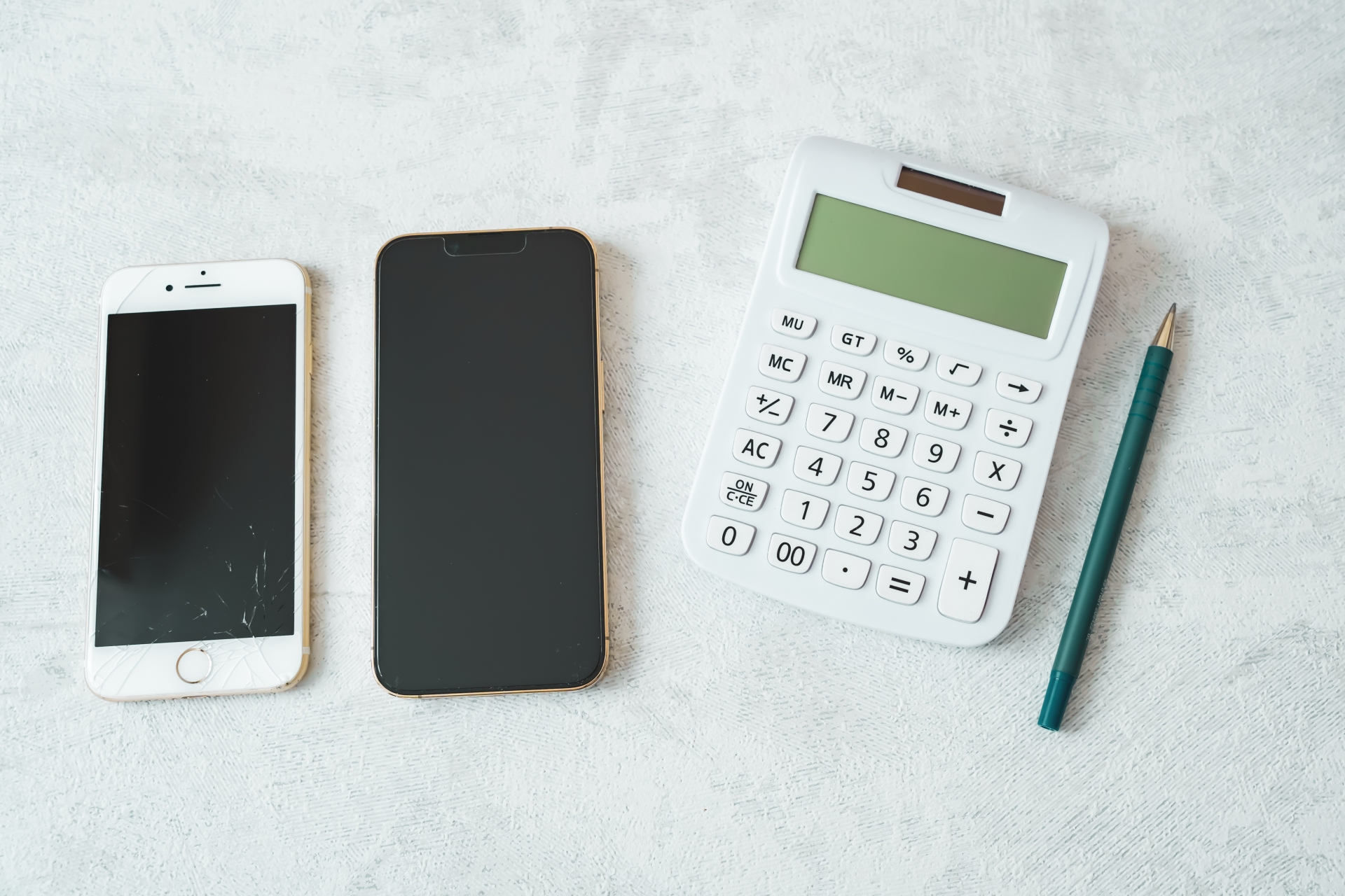 スマホと電卓、ペン