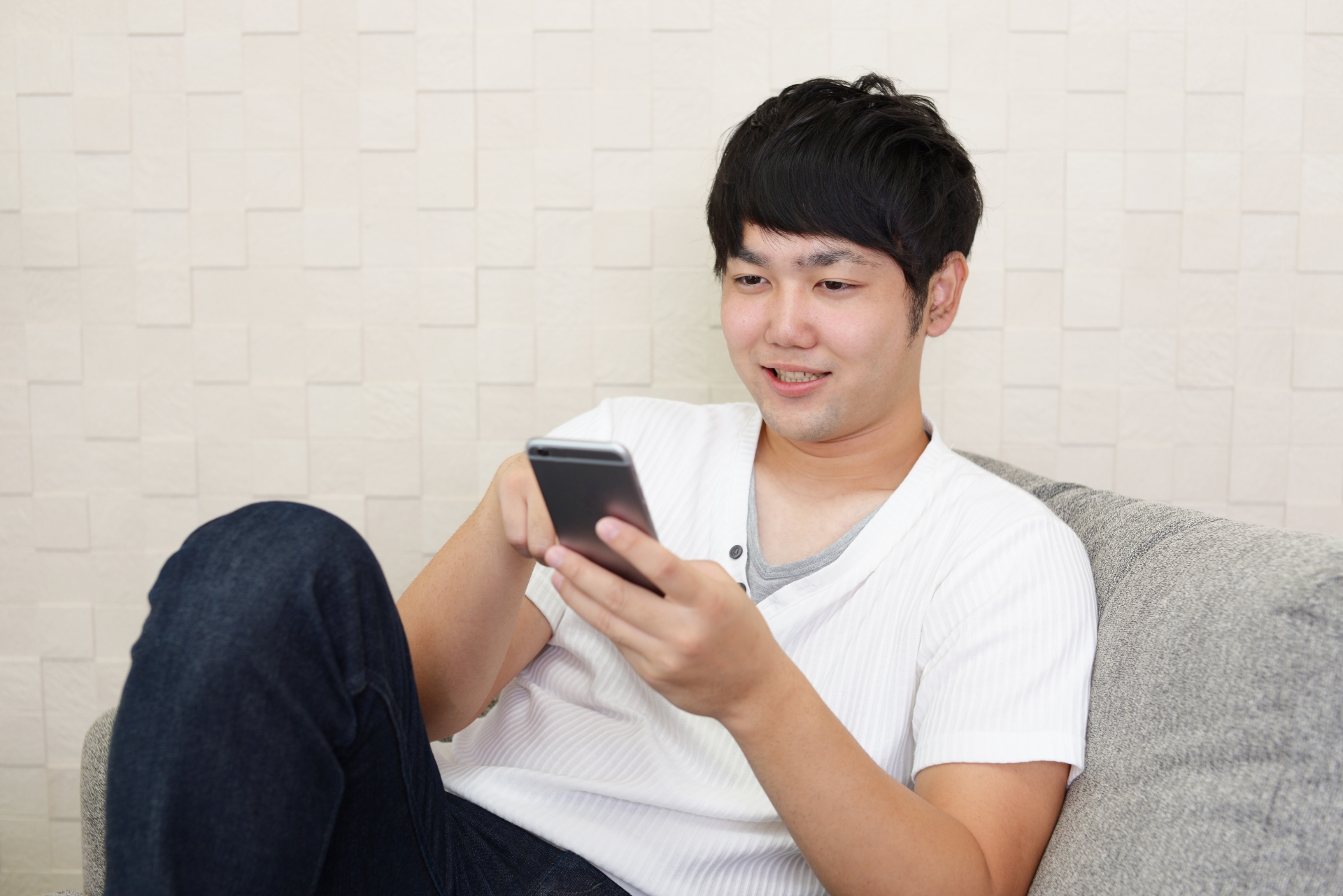 スマホを操作する男性