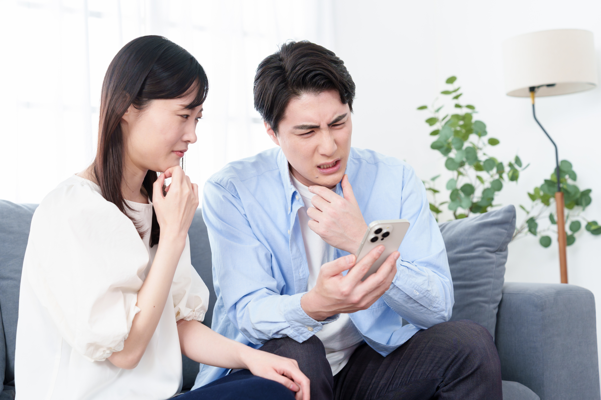 困った顔をしている男女