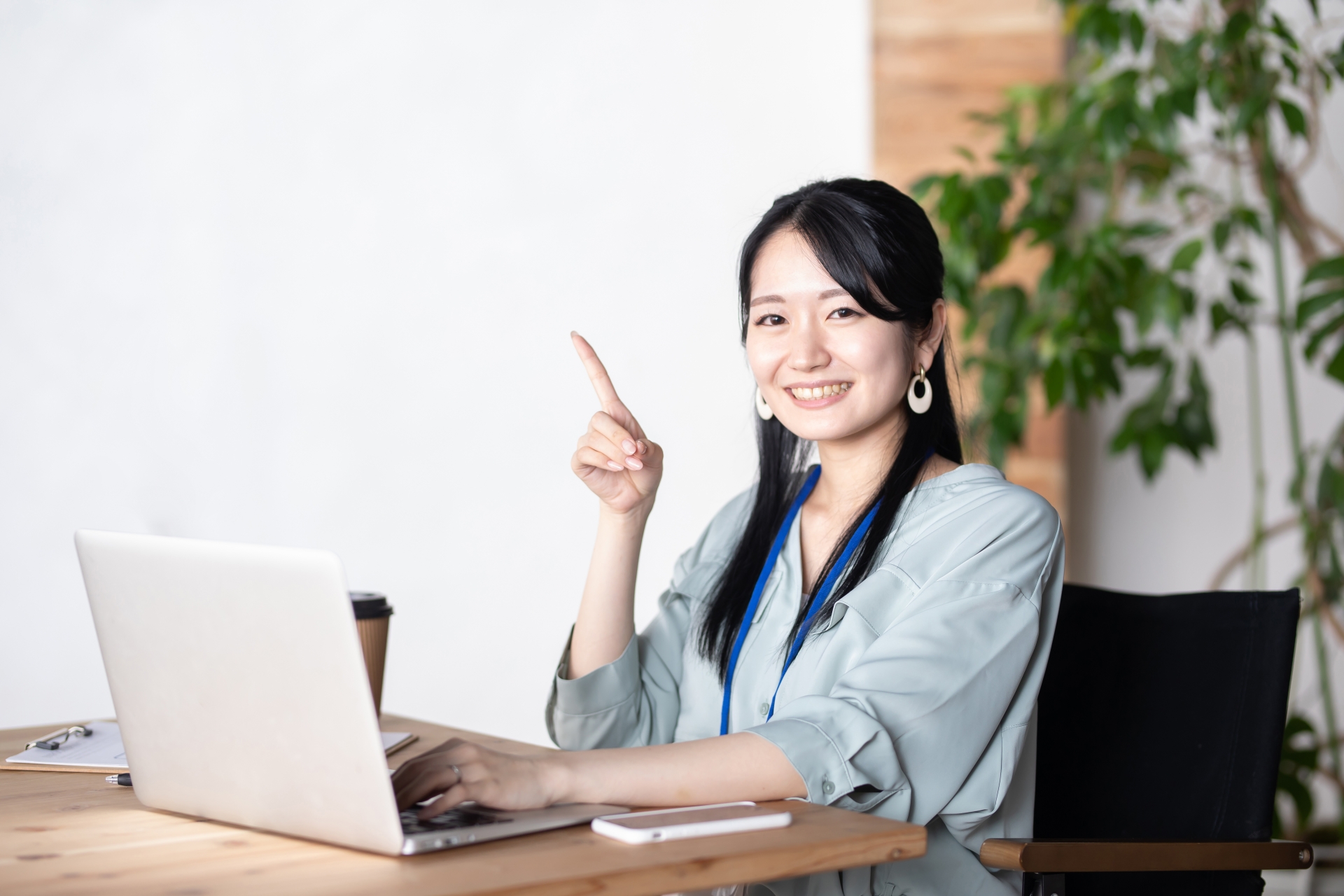 PCを捜査している女性