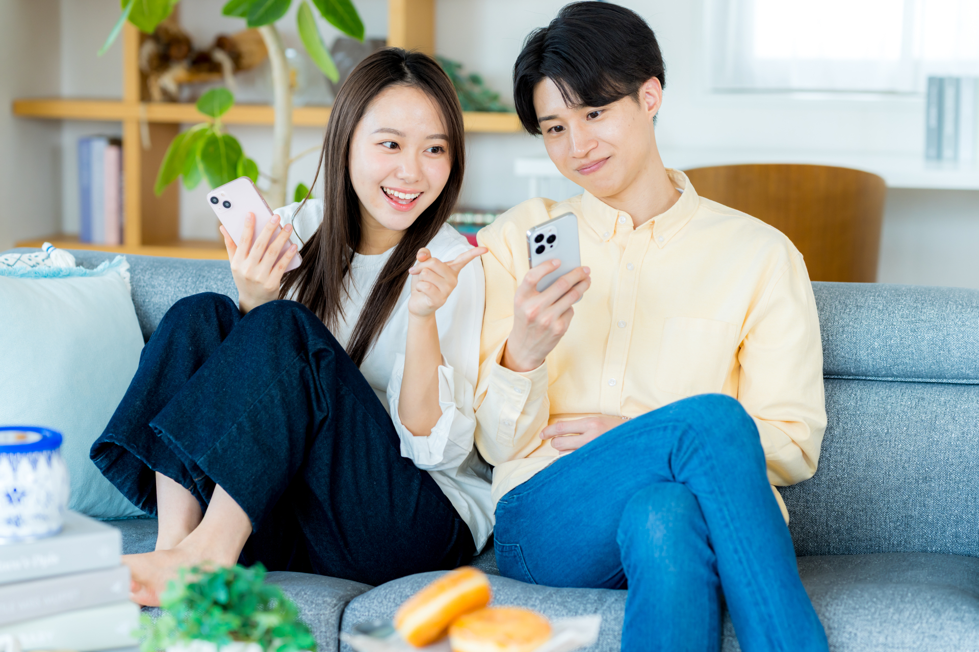 スマホを見るカップル