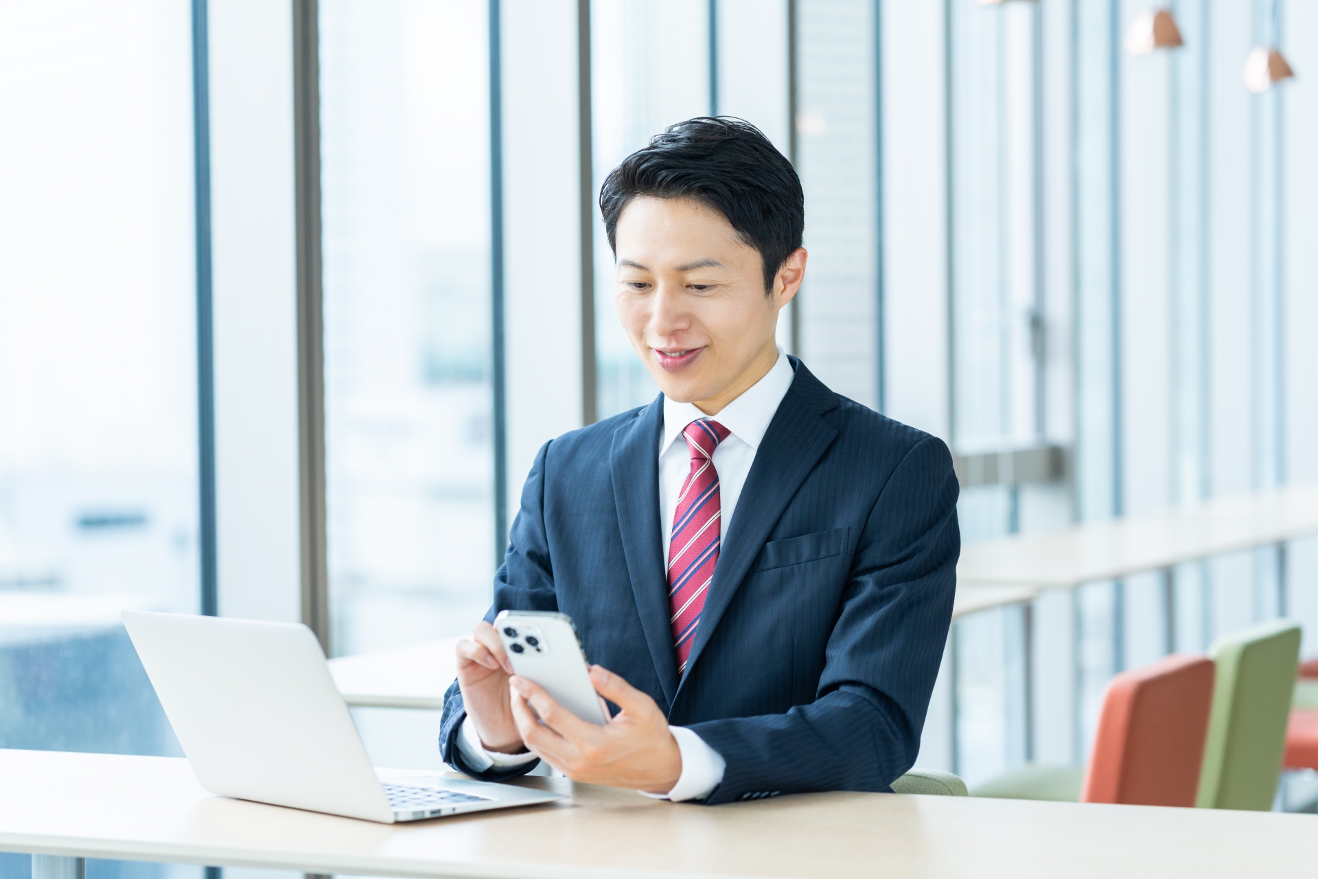スマホを見ている男性
