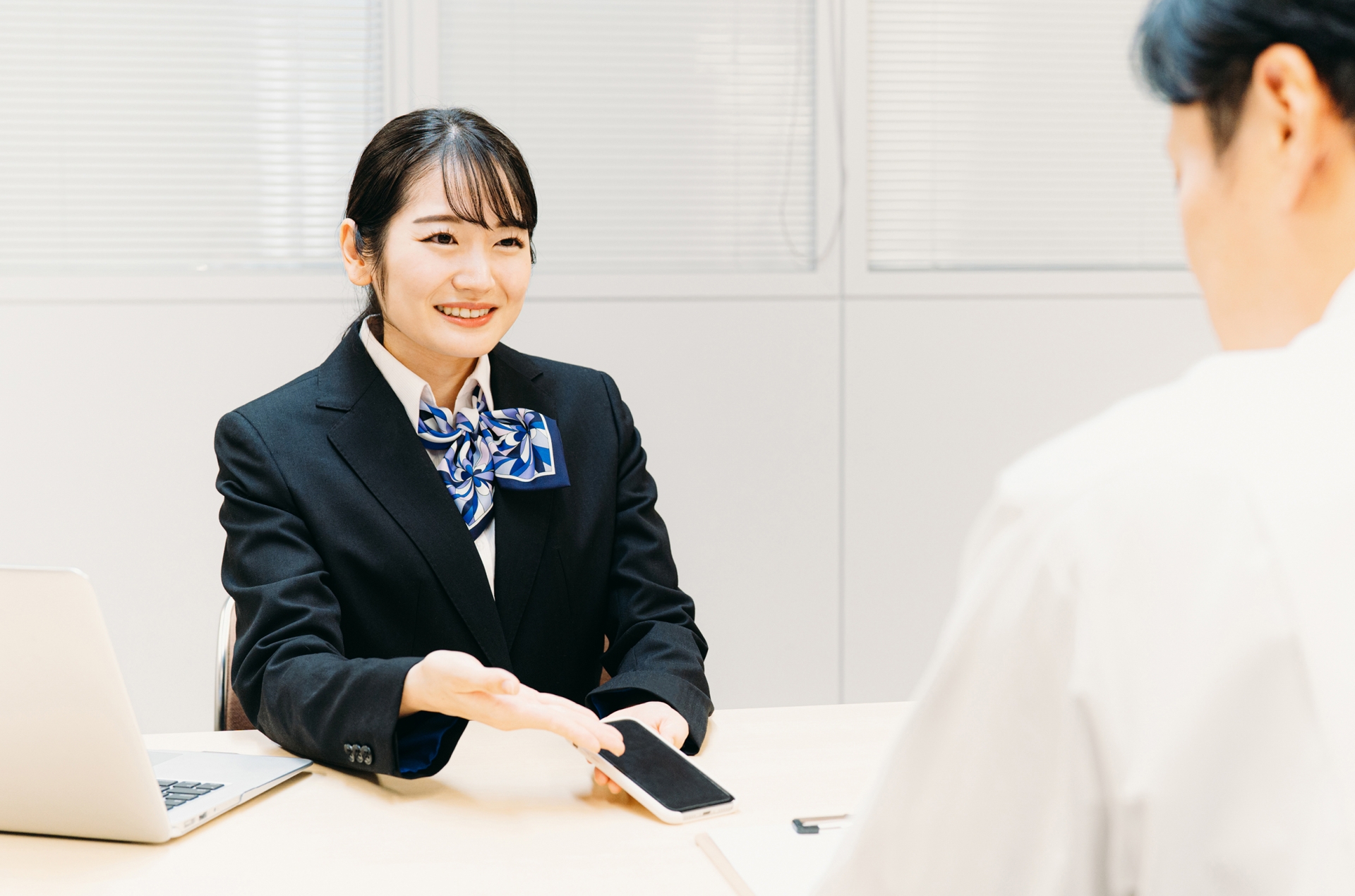 スマホを案内する女性