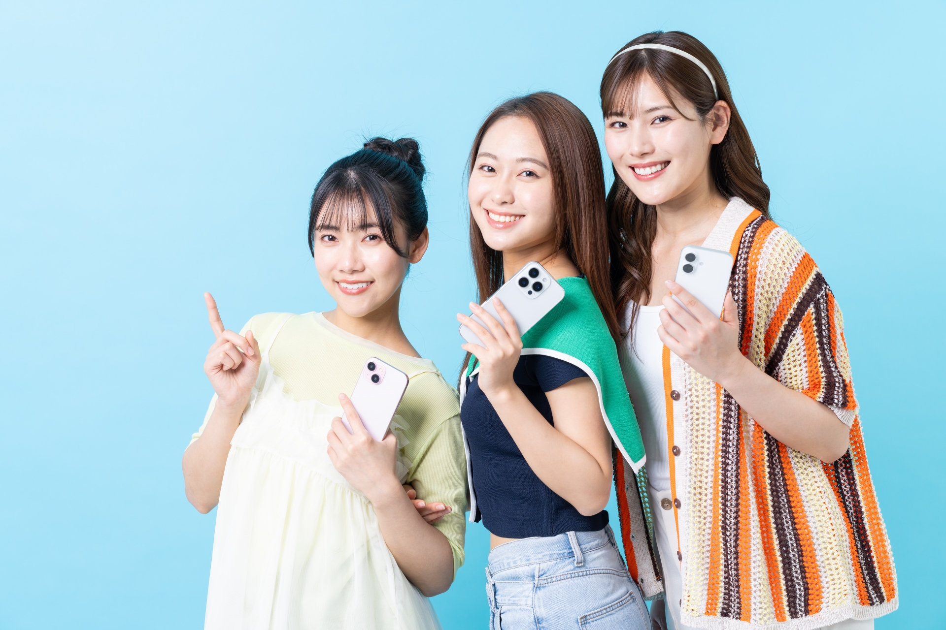 スマホを持つ仲良しの若い女性