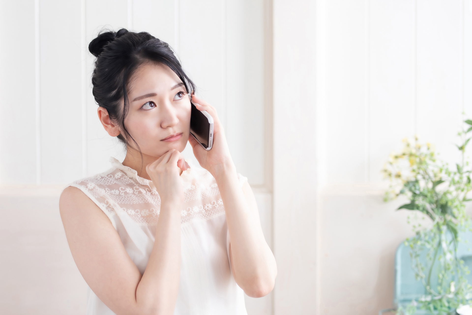 電話しながら考える女性