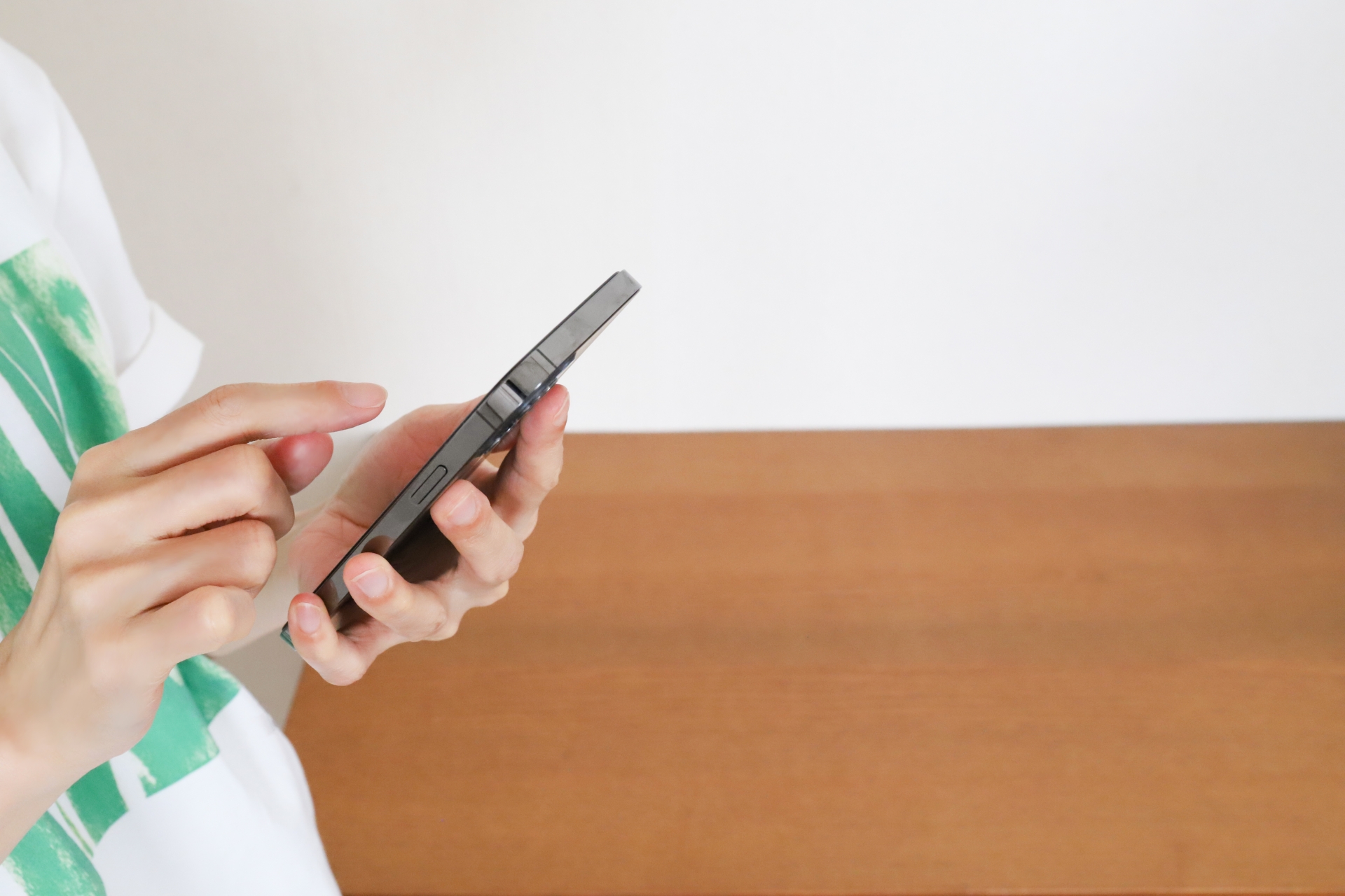 スマホを操作する手元