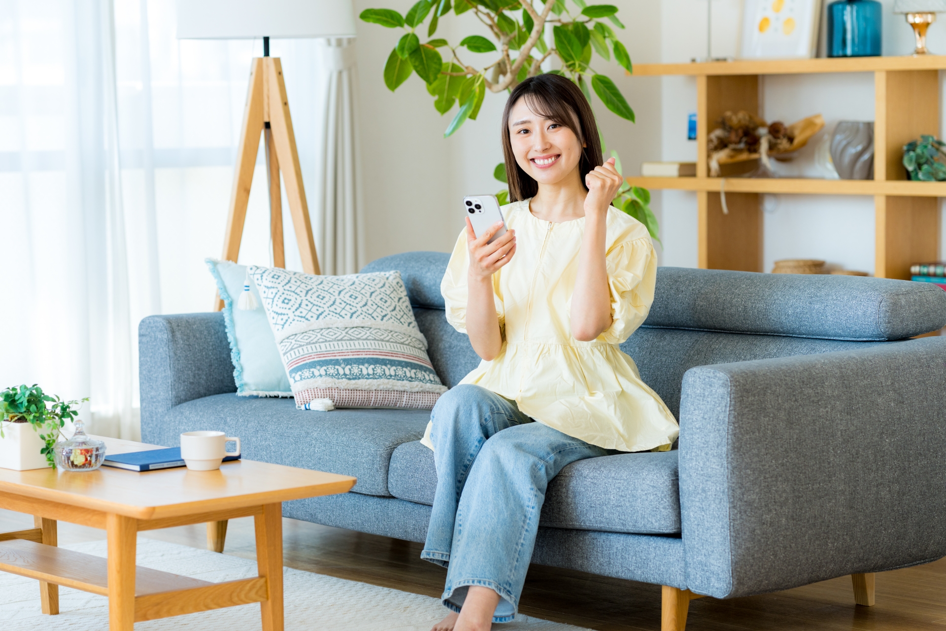 ガッツポーズをする女性