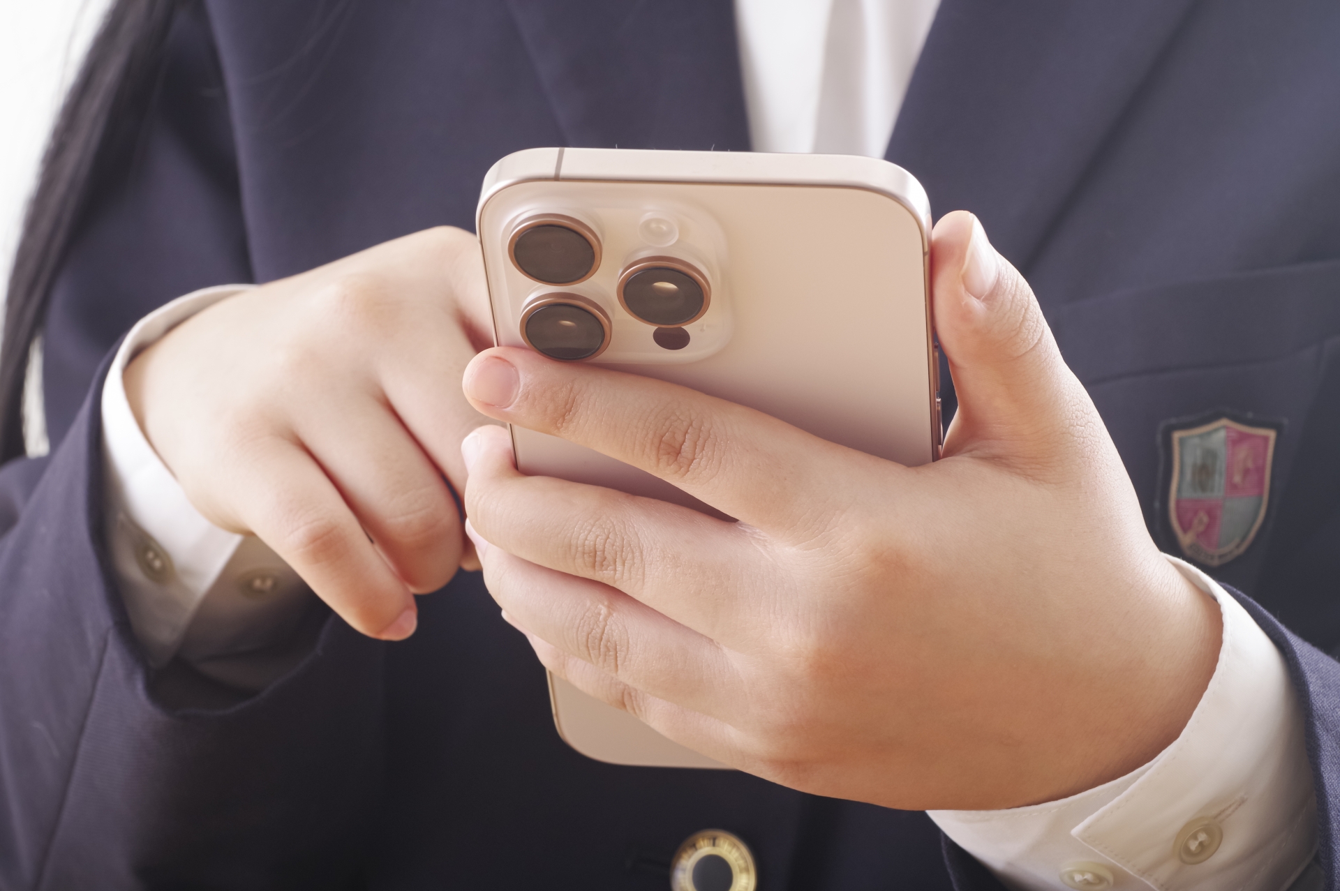 スマホを触る手元