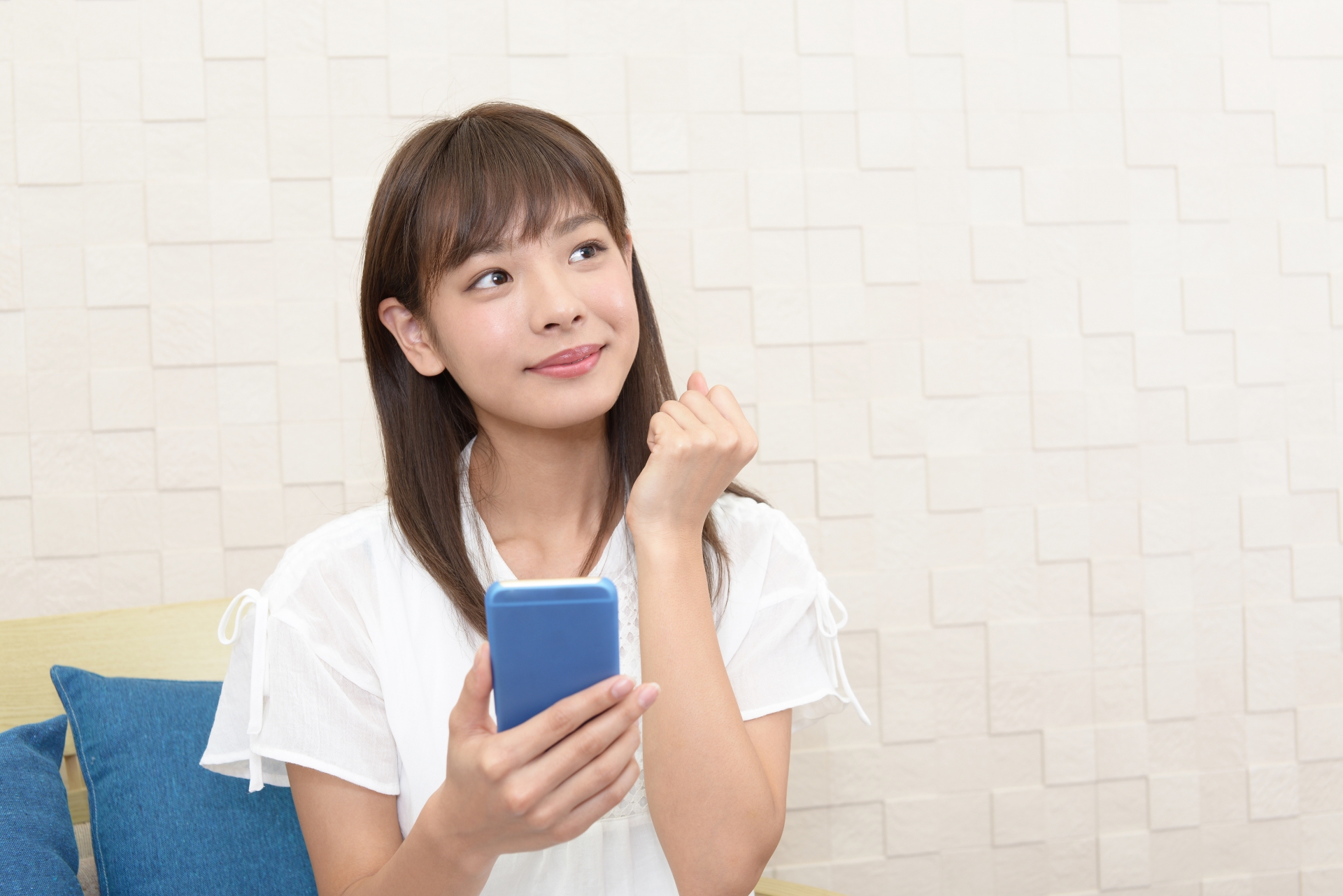 ガッツポーズをする女性