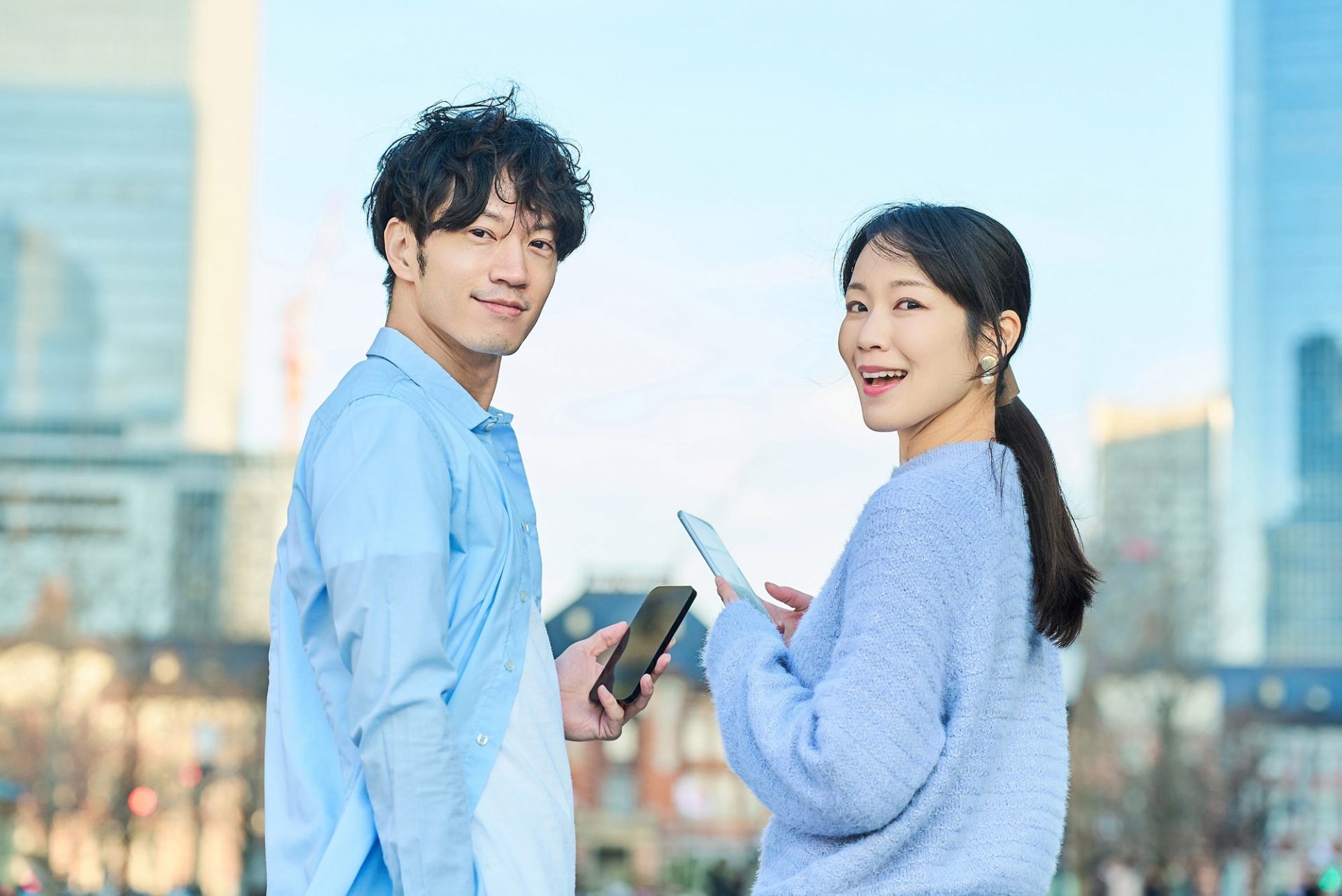 コチラを見ている男女