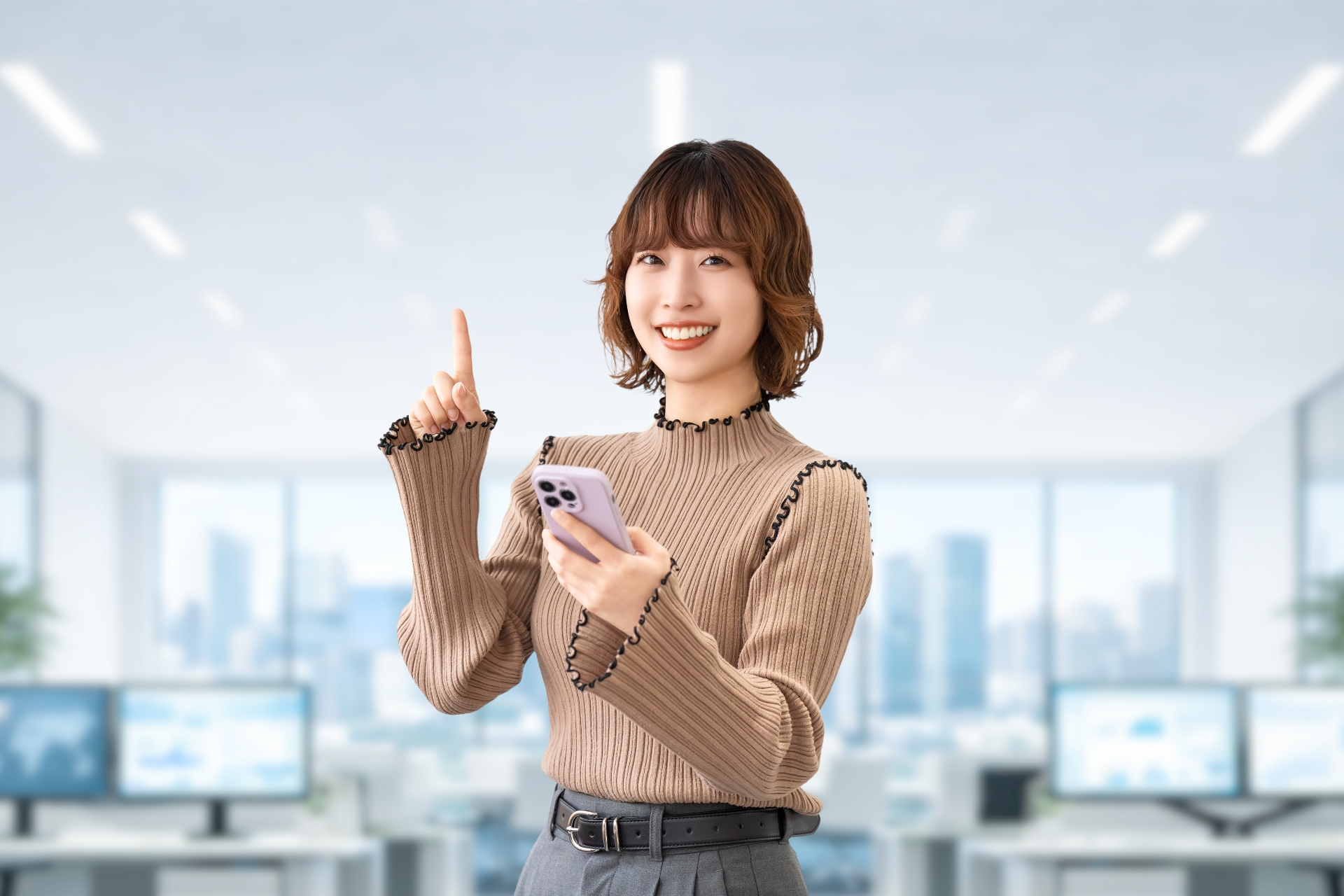 人差し指を立てている女性