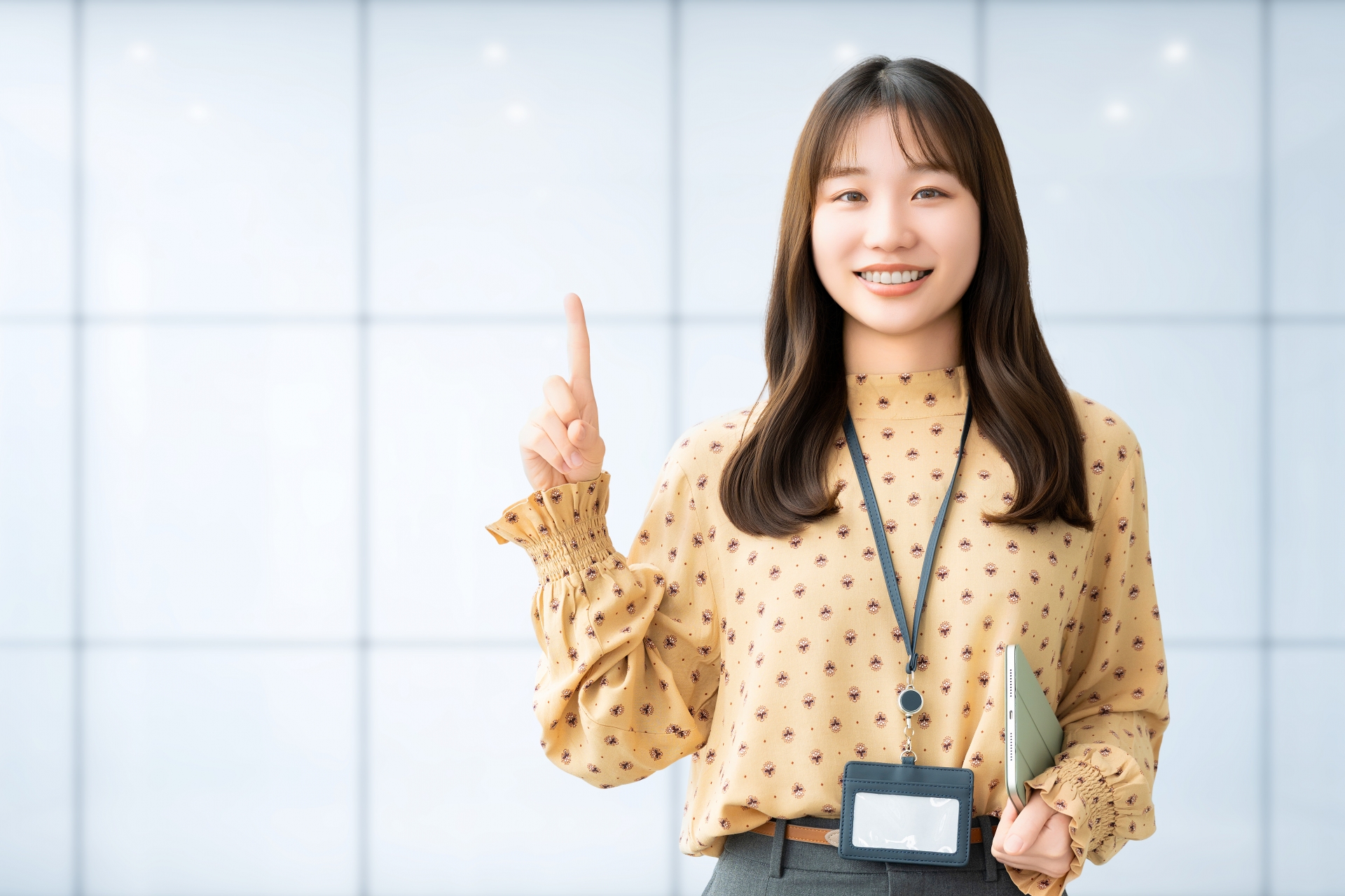 人差し指を立てている女性