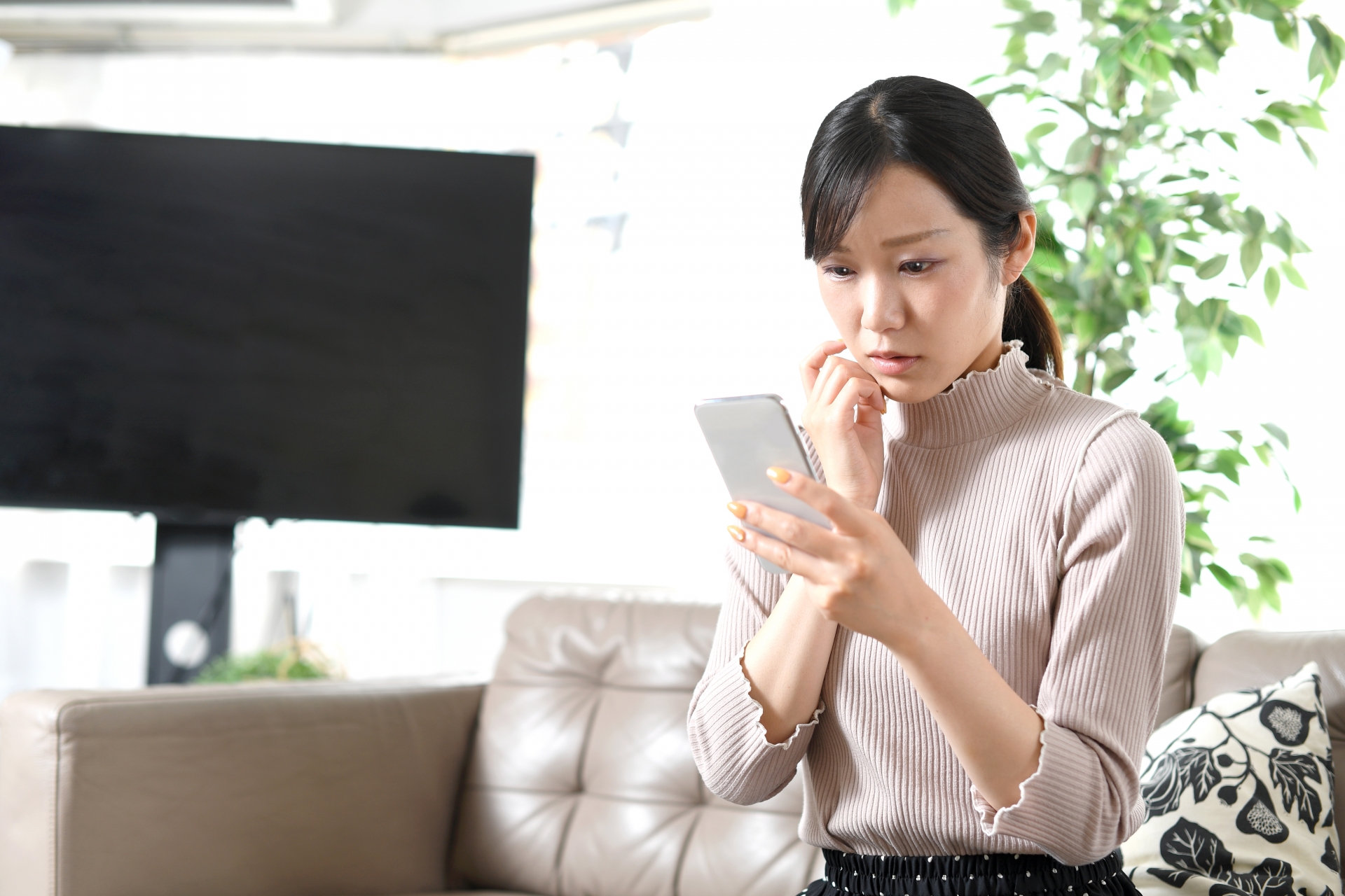 スマホを見ている女性