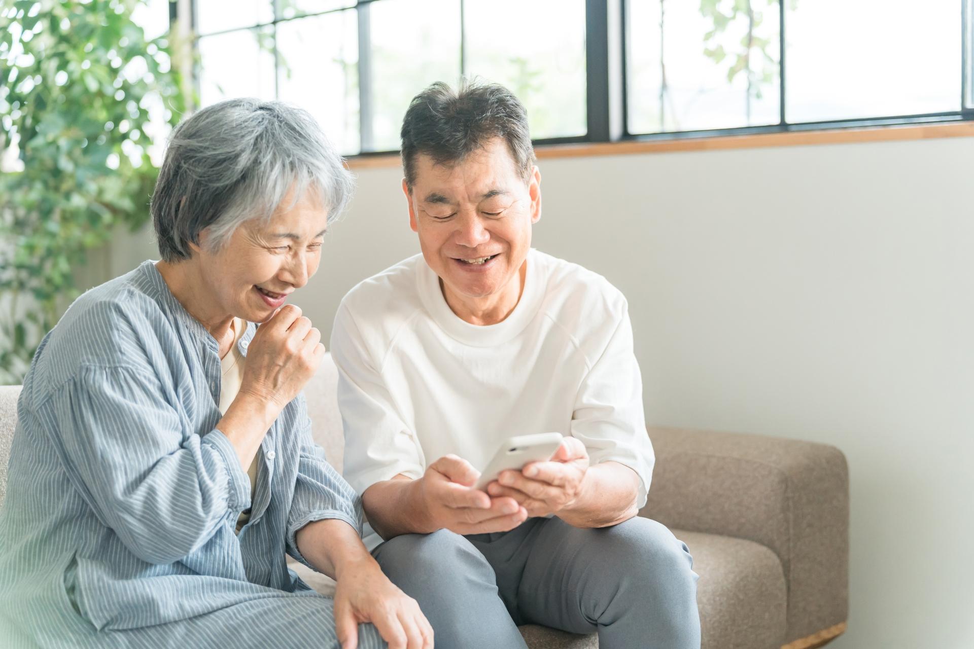 高齢者の携帯はどう選ぶ?シニアが使いやすいスマホと料金プランを解説