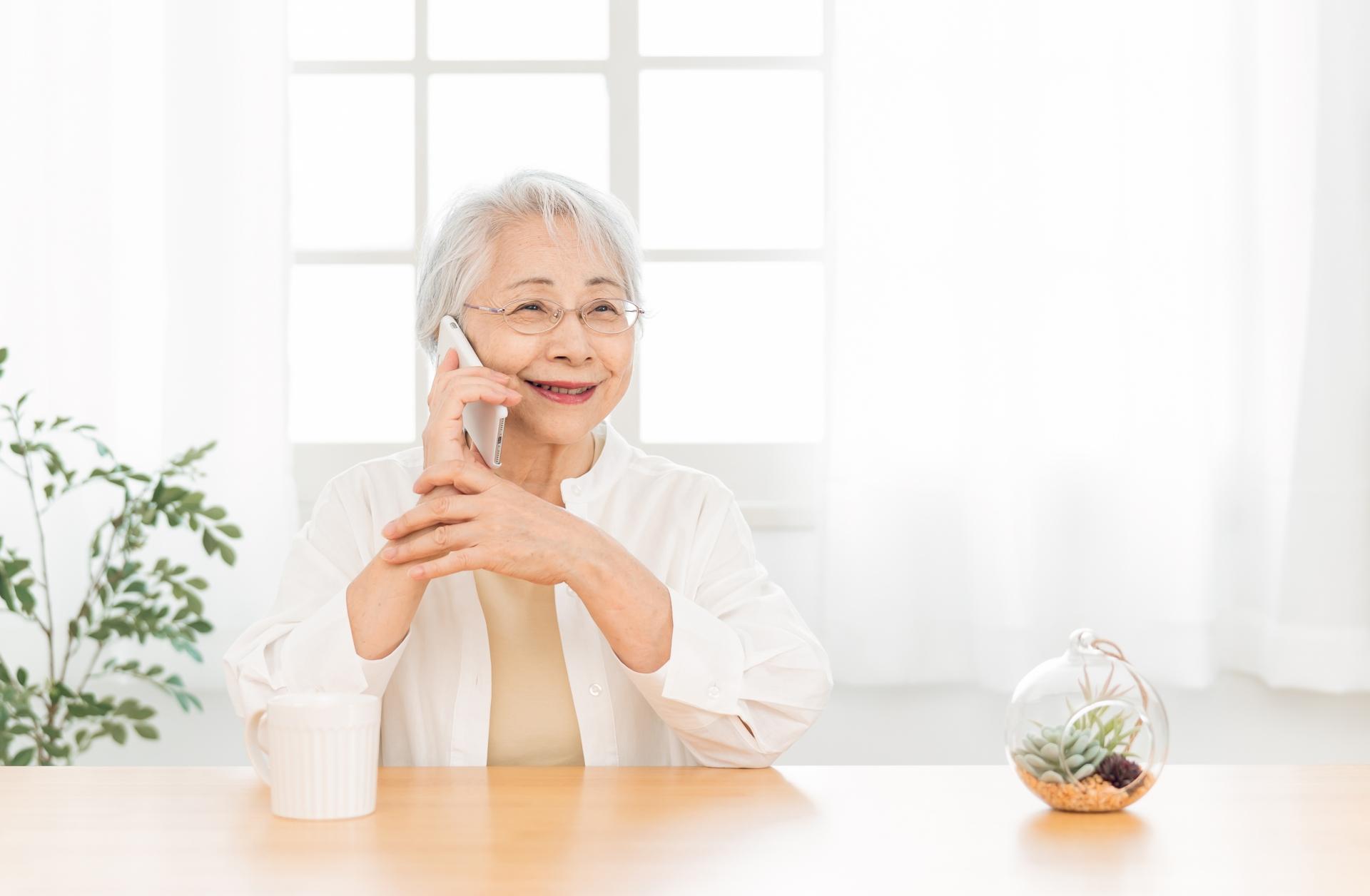 高齢者の携帯はどう選ぶ?シニアが使いやすいスマホと料金プランを解説