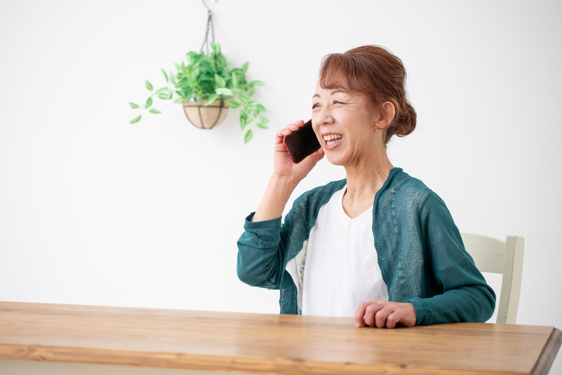高齢者の携帯はどう選ぶ?シニアが使いやすいスマホと料金プランを解説