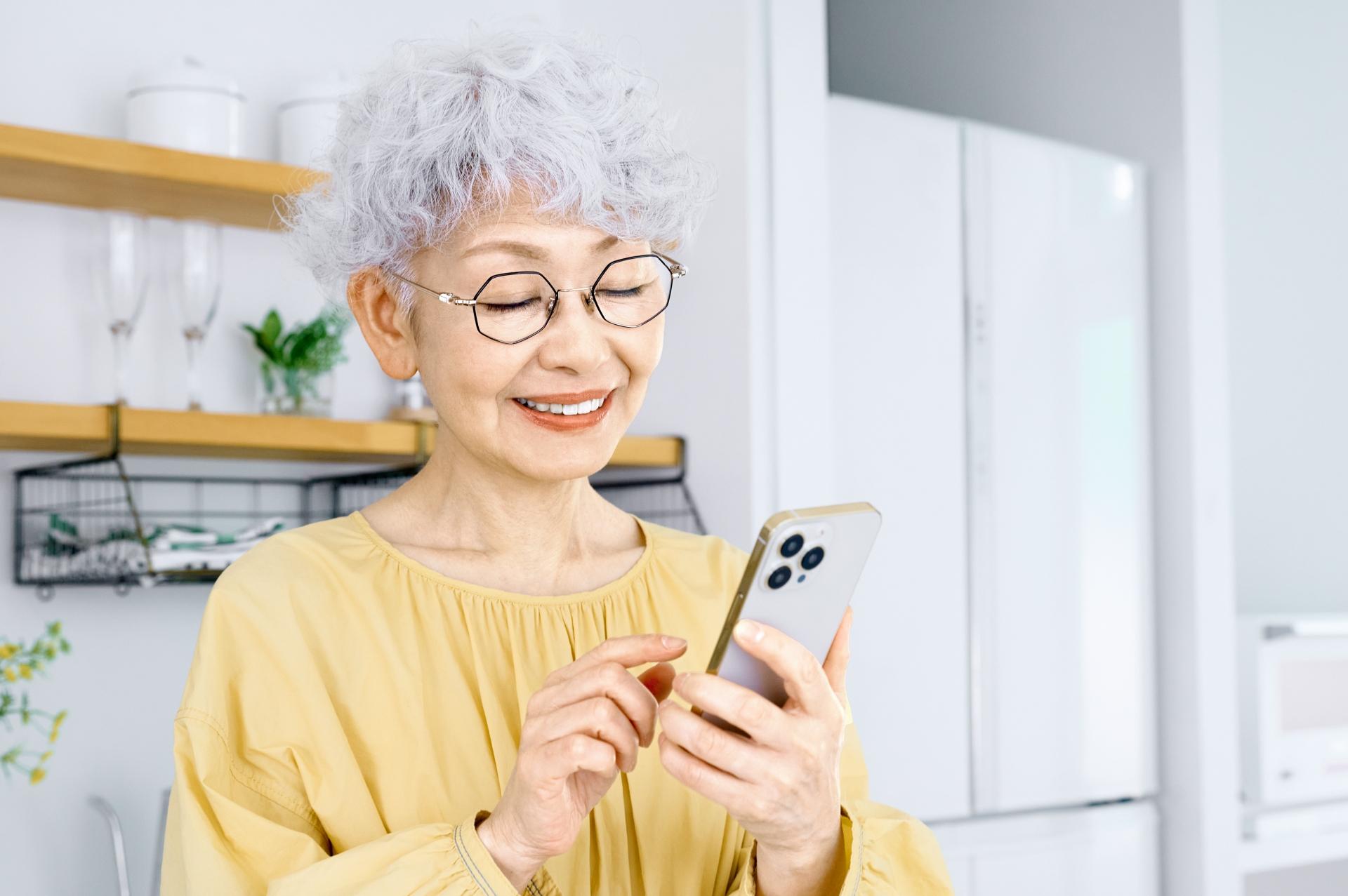 高齢者の携帯はどう選ぶ?シニアが使いやすいスマホと料金プランを解説