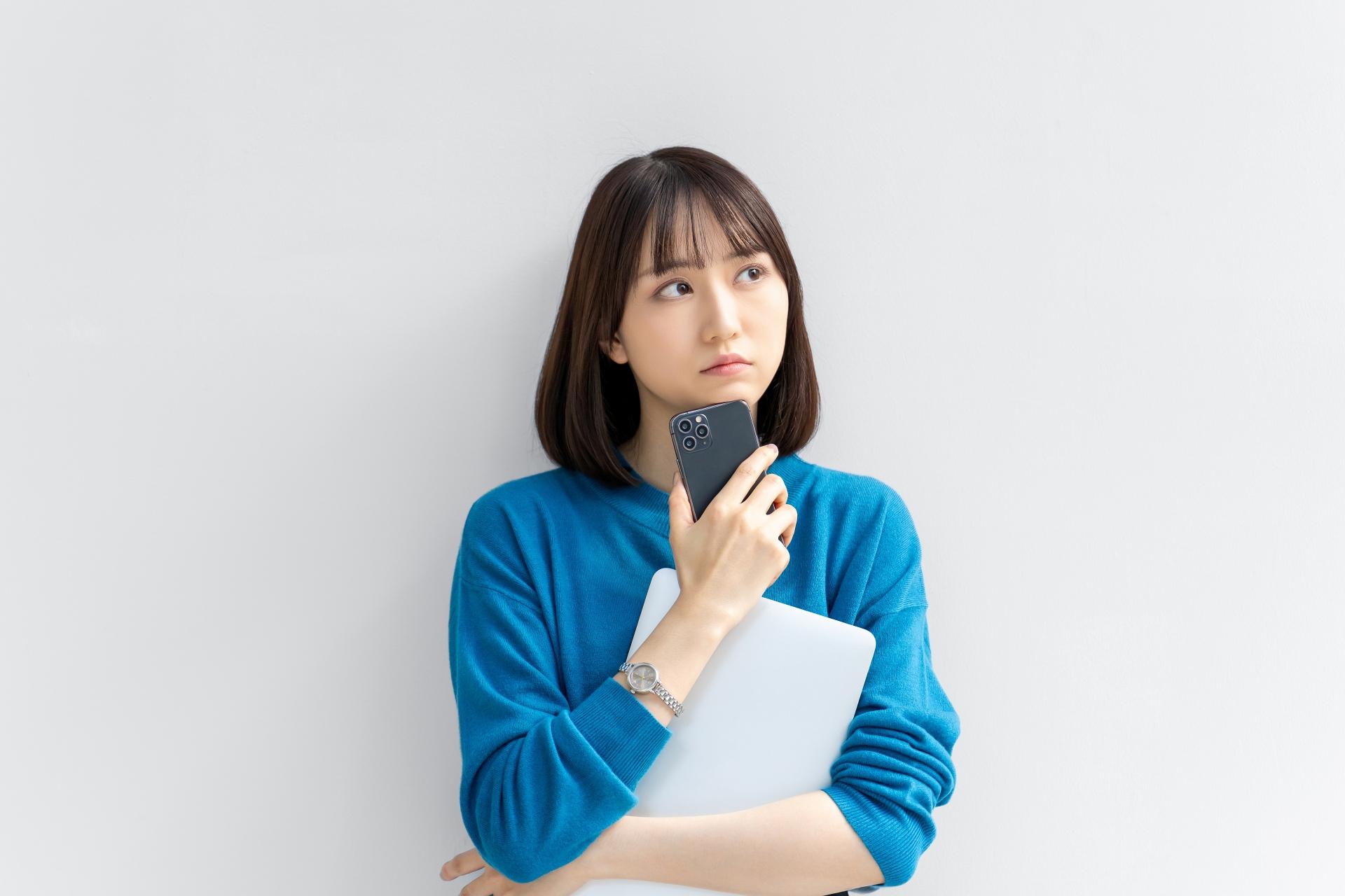 スマホ2台持ちのメリットは？デメリットや料金を抑える方法を解説