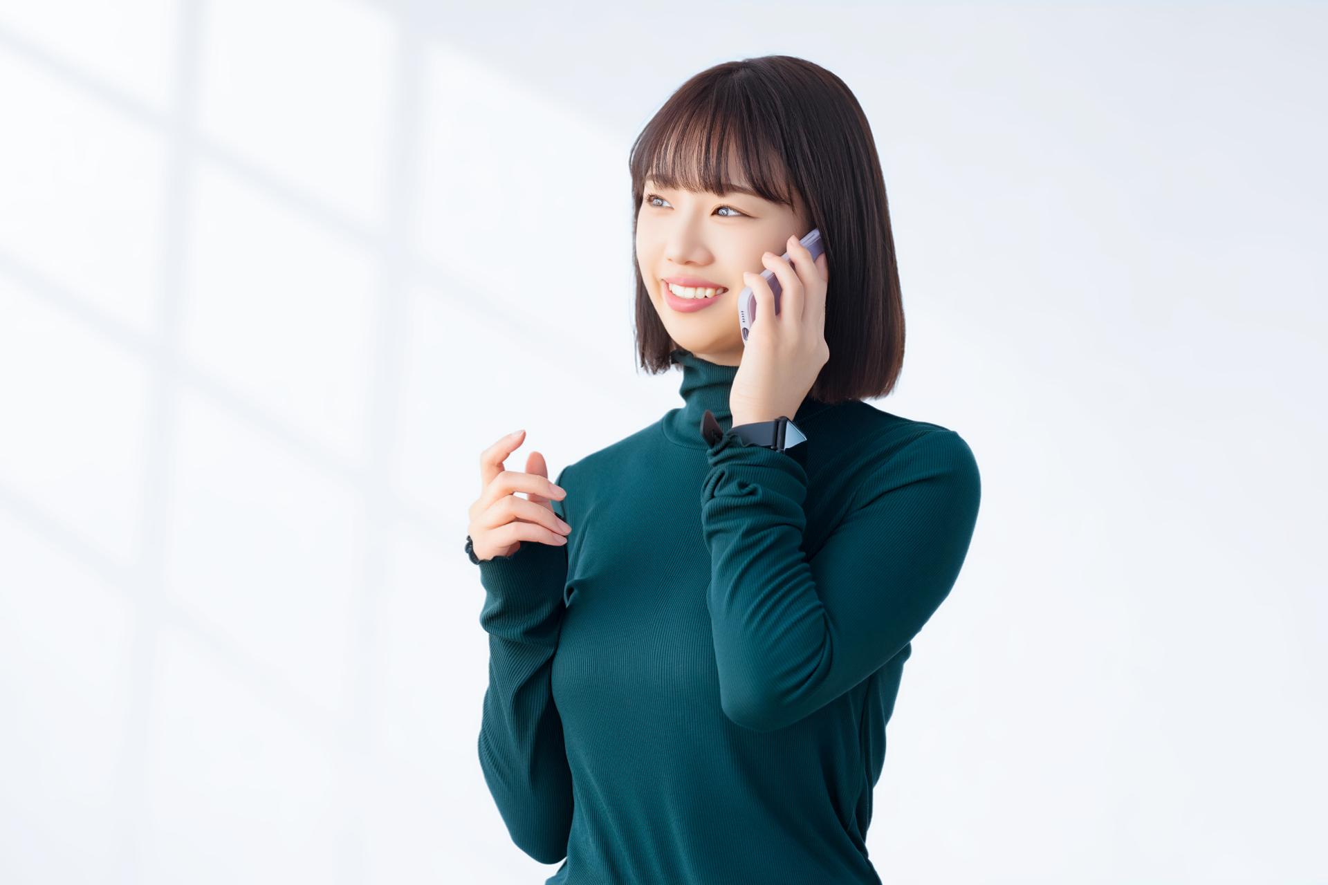 スマートフォンで通話する女性