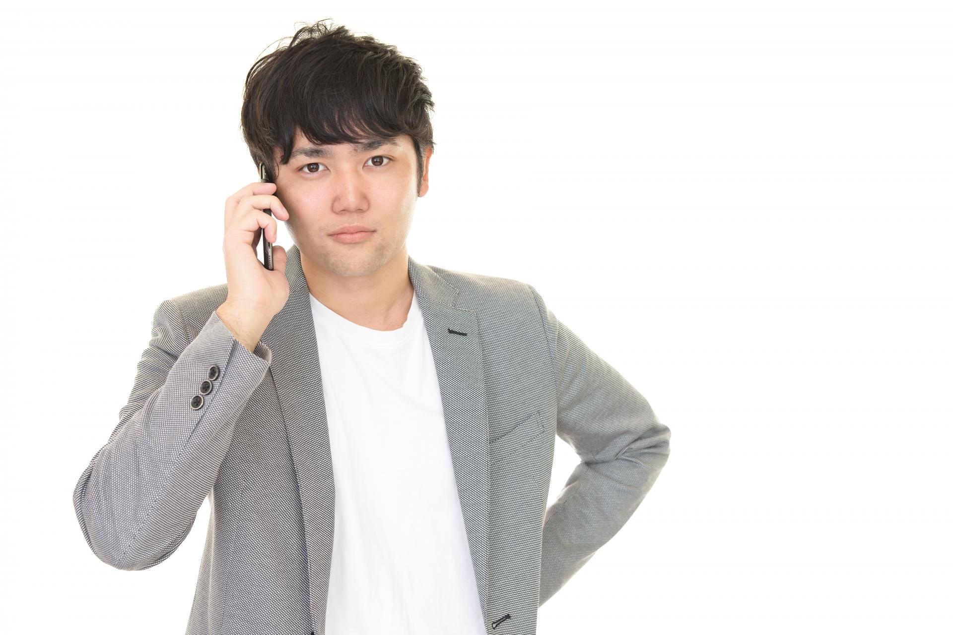 スマートフォンで電話する男性