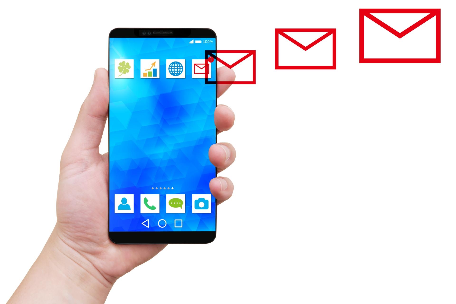 スマートフォンとメール送信のイメージ