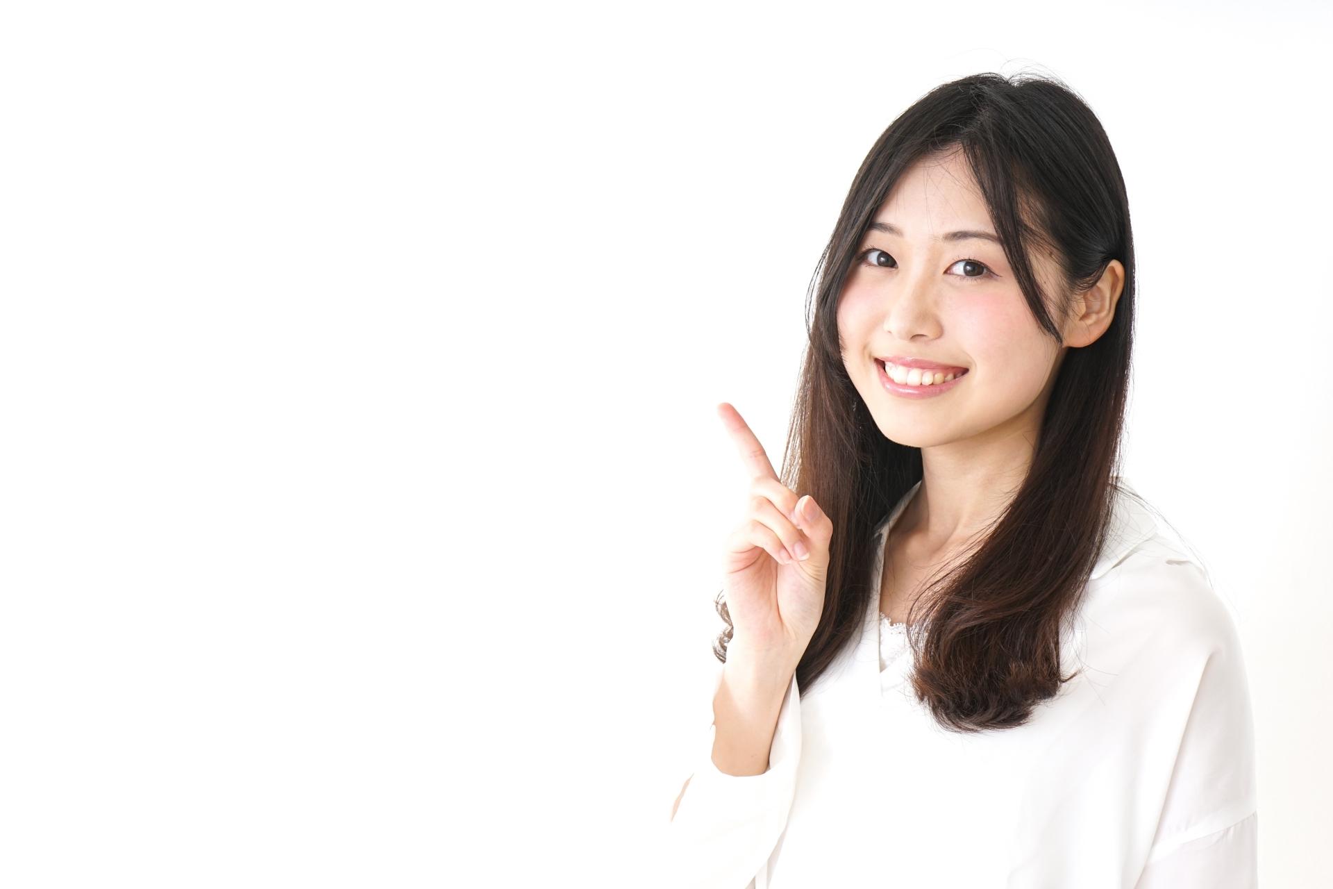 指を立てて説明する女性