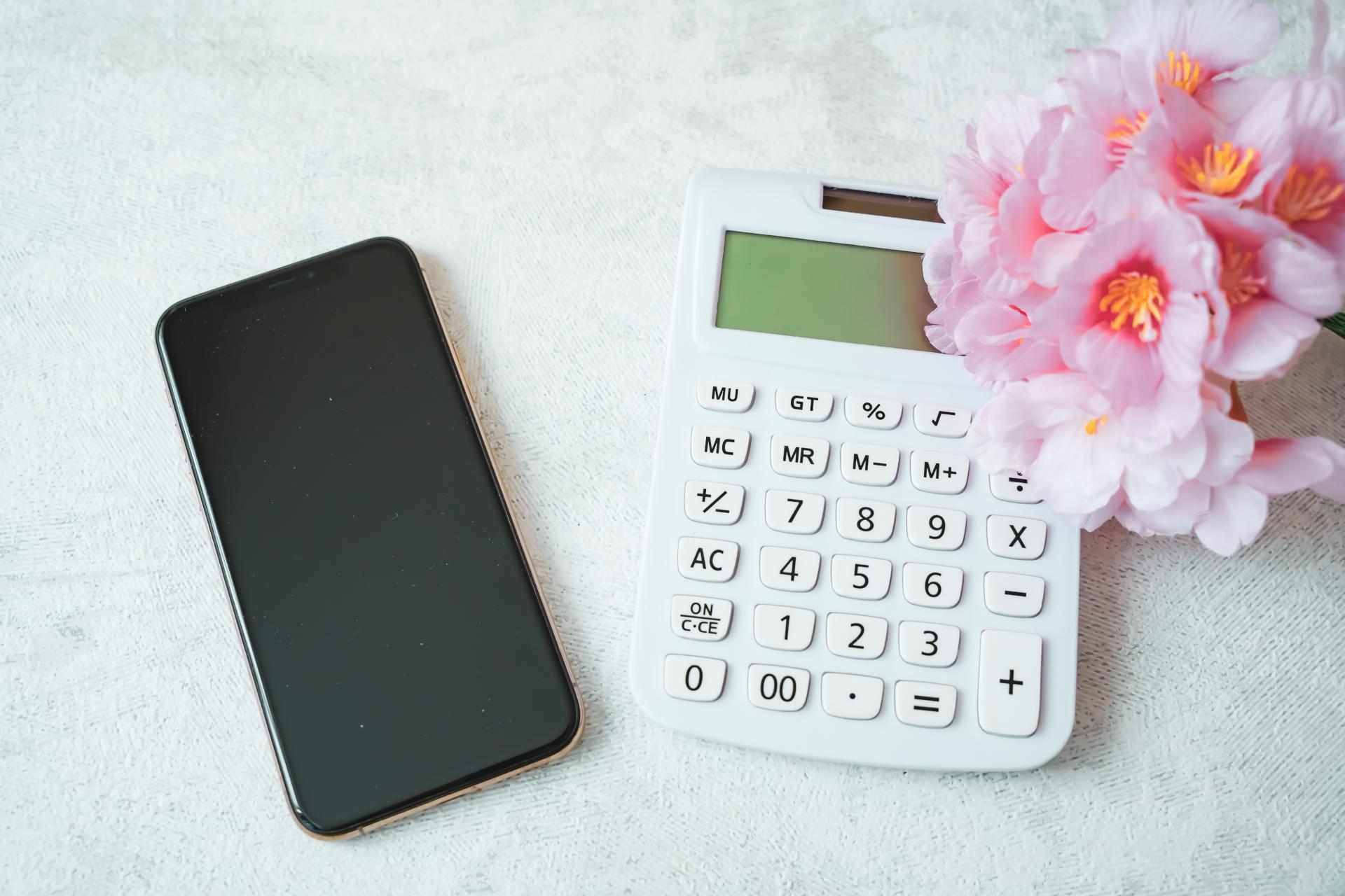 スマートフォンと電卓と桜
