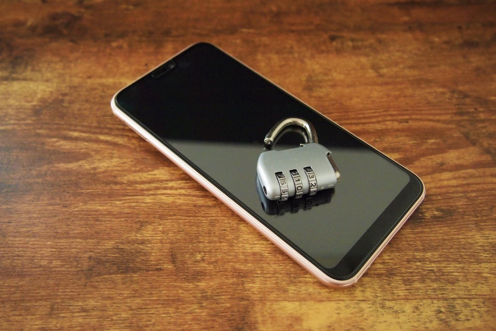スマートフォンの上に置かれた南京錠