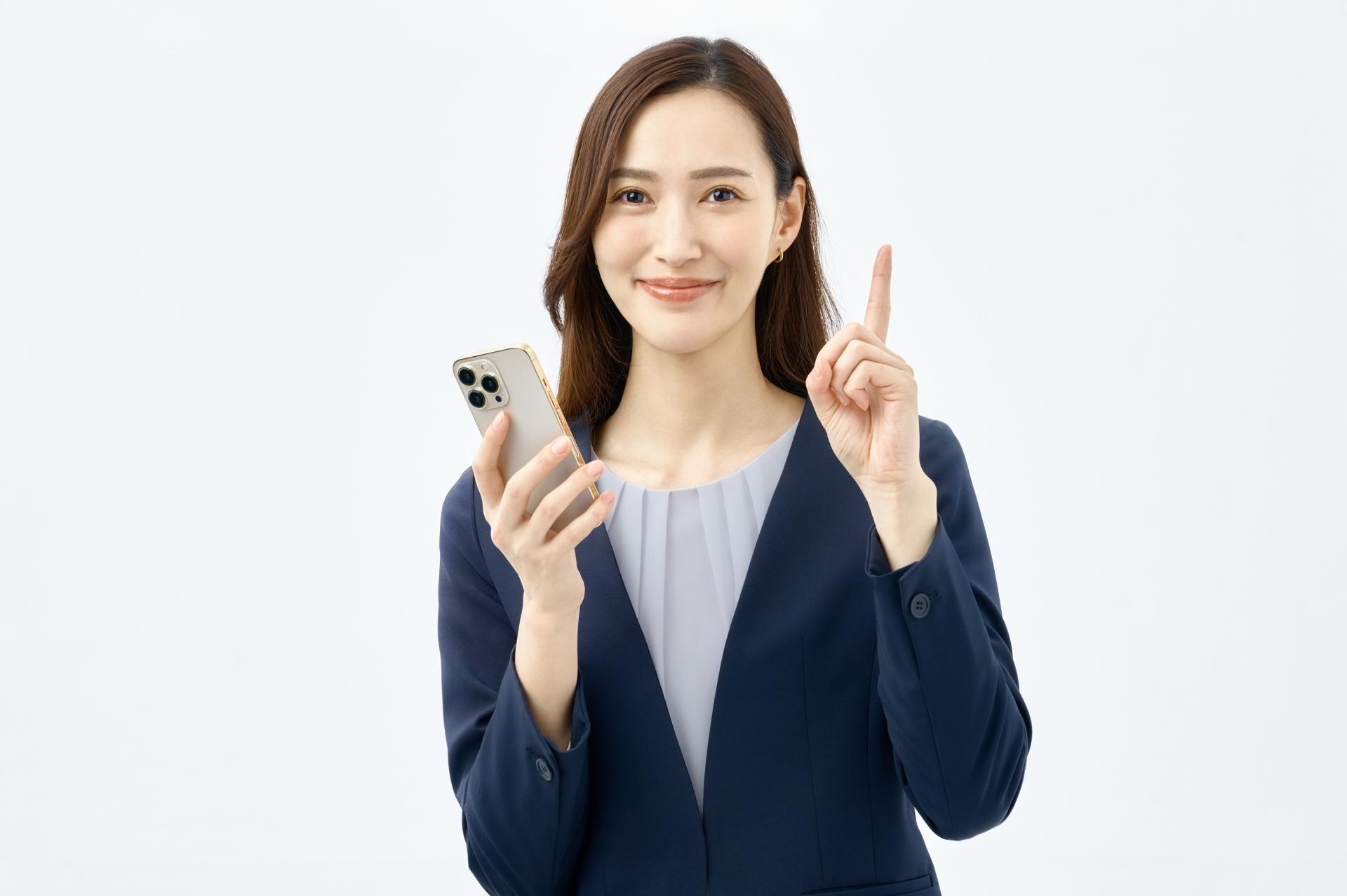 スマートフォンを持って説明する女性