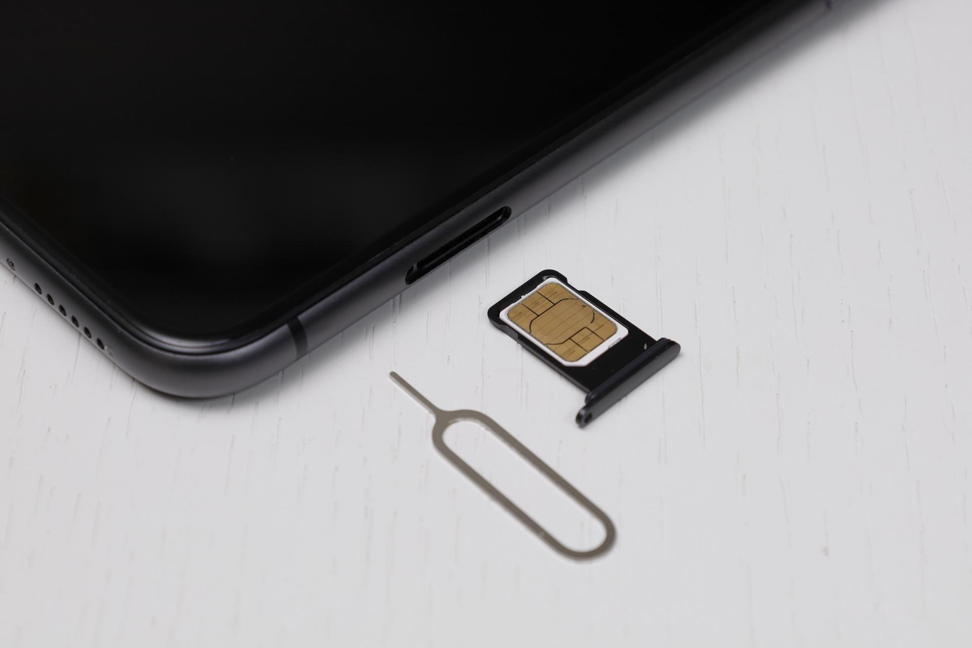 スマートフォンとSIMカードと取り出しピン