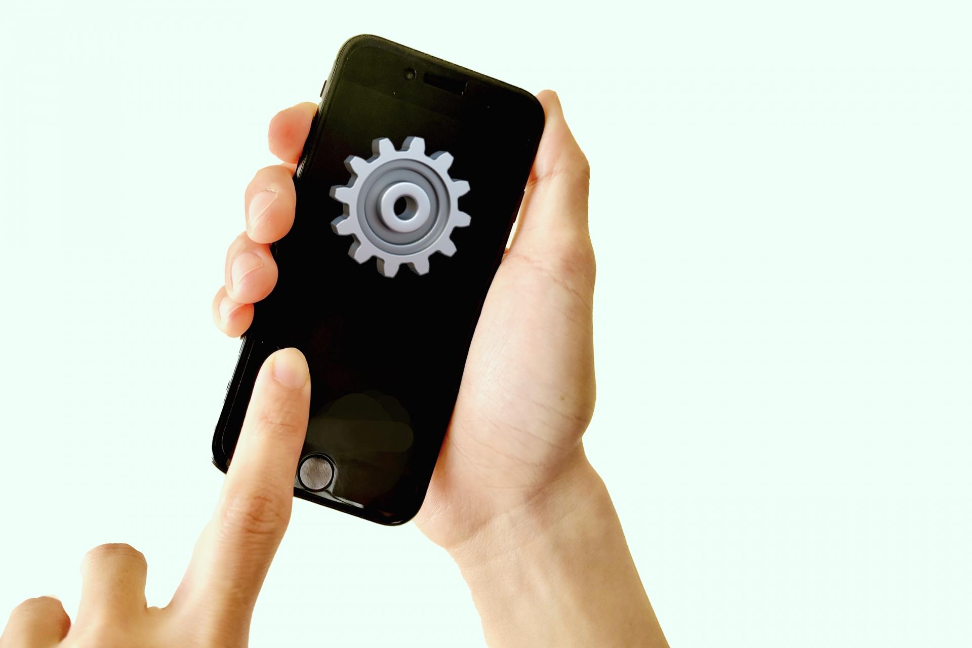 設定の歯車を表示するスマートフォン